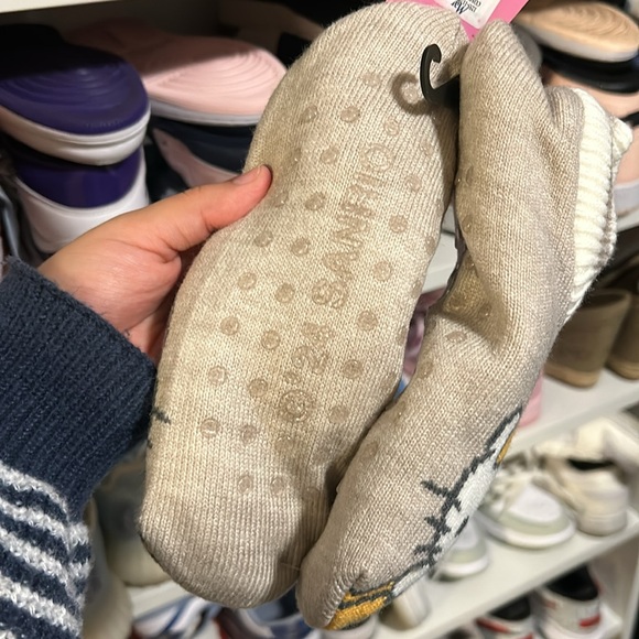 Hello Kitty House Slippers - Picture 2 of 3